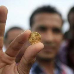 Индонезийка нашла сундук, полный золотых монет