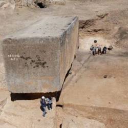 Археологи раскопали крупнейший монолит в истории