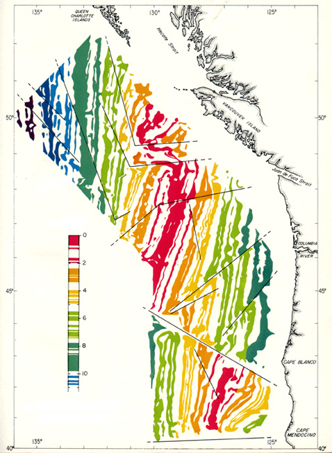 Пример полосовых магнитных аномалий в зоне разломов близ острова Ванкувер. Цветом показаны породы с нормальной намагниченностью (совпадающей с современным полем), пропуски – с намагниченностью обратной. Шкала – в миллионах лет (иллюстрация с сайта hawaii.edu).