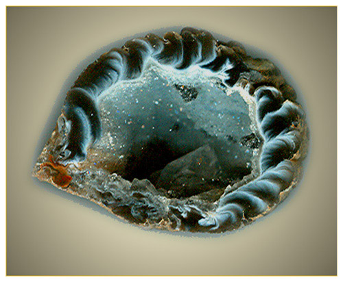 Агат | Жеода экзотического чёрного агата. Образована кварц-лютециновыми сфероидолитовыми дендритами, с кристаллы кварца, 4см. Бразилия.
