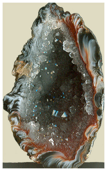 Агат | Жеода нетипичного чёрного агата, выполненная кристаллами кварца, 6см. Бразилия.
