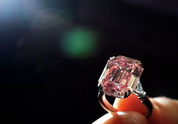 Самые дорогие бриллианты в мире | Розовый бриллиант в 10,99 кар является одним из редчайших в мире. Розовые бриллианты отличаются особой оптической прозрачностью.