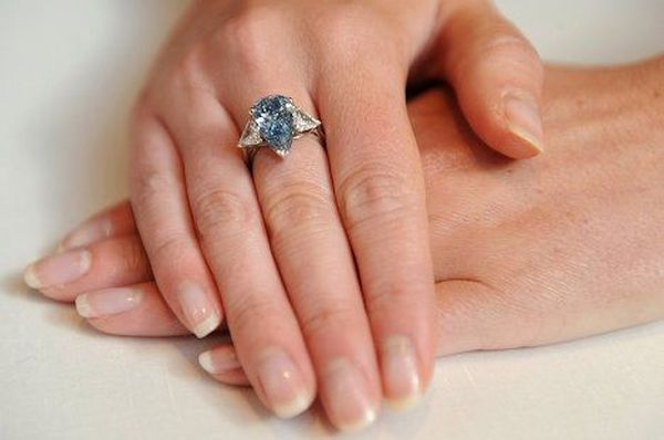 Самые дорогие бриллианты в мире | Голубой бриллиант в форме груши имеет массу 5,16 кар