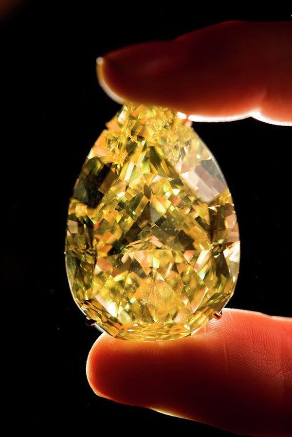 Самые дорогие бриллианты в мире | Желтый бриллиант "Капля Солнца" в 110,3 кар - один из самых крупных в мире - был найден в Южной Африке в 2010 году. За него заплатили почти 11 млн. долл., что стало самой высокой ценой за желтый бриллиант.