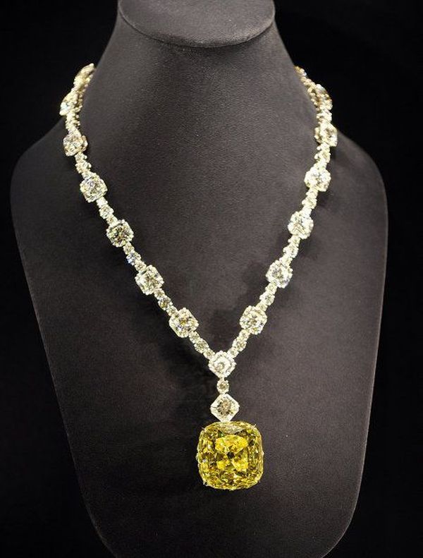 Самые дорогие бриллианты в мире | В мае 2012 года Tiffany представило колье с желтым бриллиантом весом 128,54 кар - самый большой из желтых бриллиантов. Драгоценный камень был найден в 1878 году.