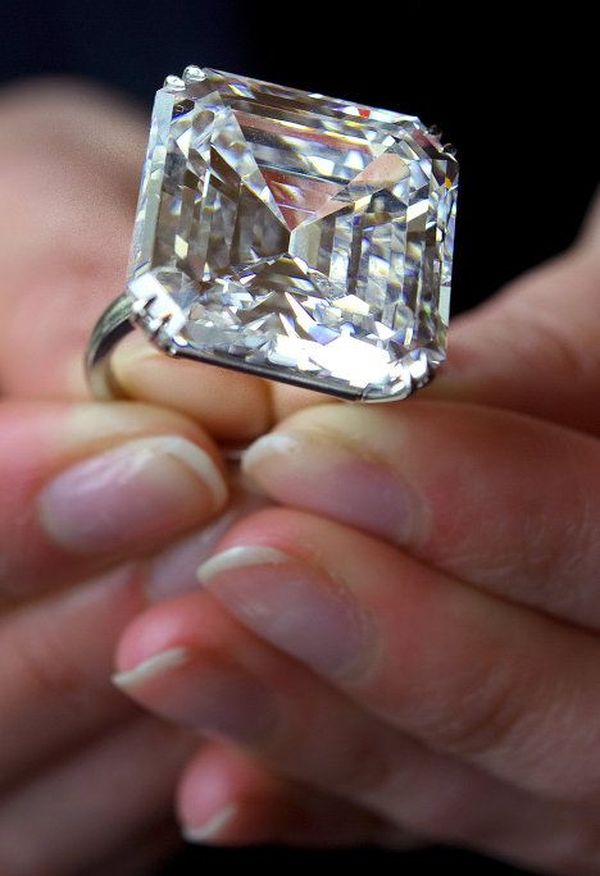 Самые дорогие бриллианты в мире | Кольцо с белым бриллиантом в 52,82 кар было продано на торгах в Женеве в 2010 году.