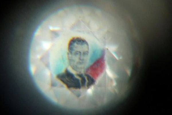 Самые дорогие бриллианты в мире | Бриллиант с портретом Дмитрия Медведева был представлен мастером художественной микроминиатюры Андреем Рыковановым. По его мнению, бриллиант точно отражает характер политика.