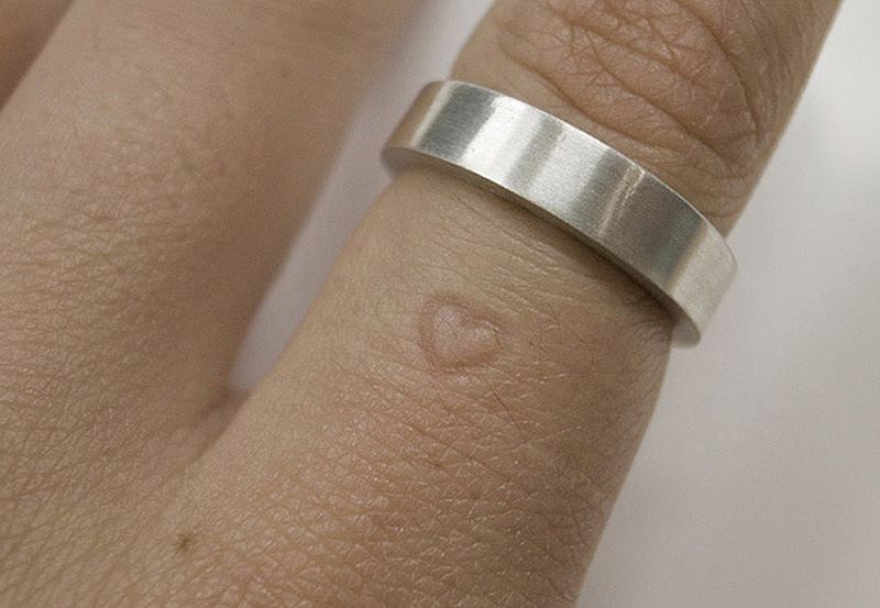Самые необычные и уникальные кольца | Именно эта песня вдохновила корейского дизайнера Юна создать кольцо «с посланием внутри».
