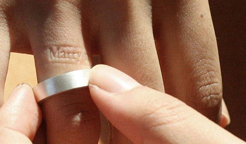 Самые необычные и уникальные кольца | Внутри кольца есть выпуклость в форме, скажем, сердечка или имени. Так что даже когда вы снимете кольцо, «помятая» кожа под ним будет напоминать вам о нем.