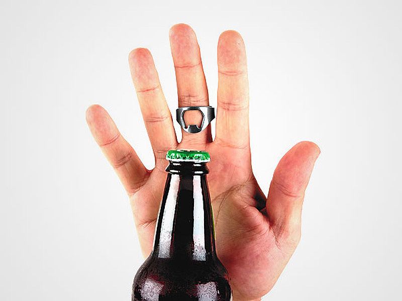 Самые необычные и уникальные кольца | Это кольцо сделано из нержавеющей стали и вырезано специально для открывания бутылок.