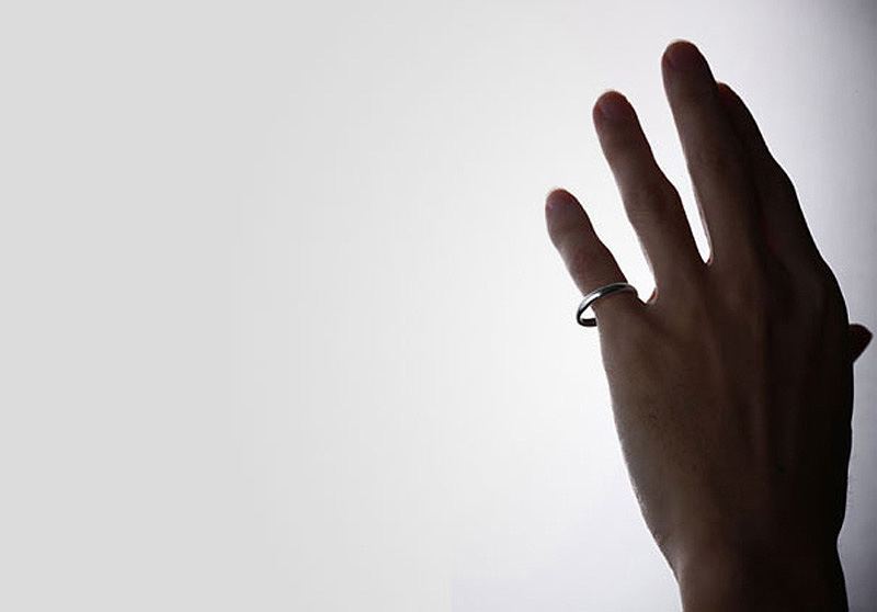 Самые необычные и уникальные кольца | Думаете, это кольцо большое для этого пальца?