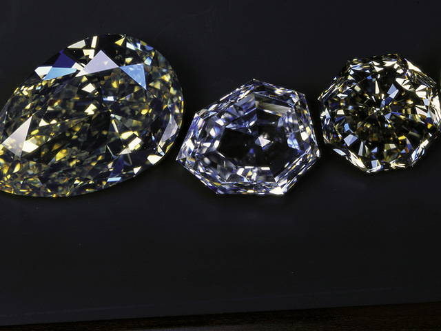 Это часть программы экспериментальных работ по производству и реализации бриллиантов из алмазов особо крупных размеров alrosa.ru