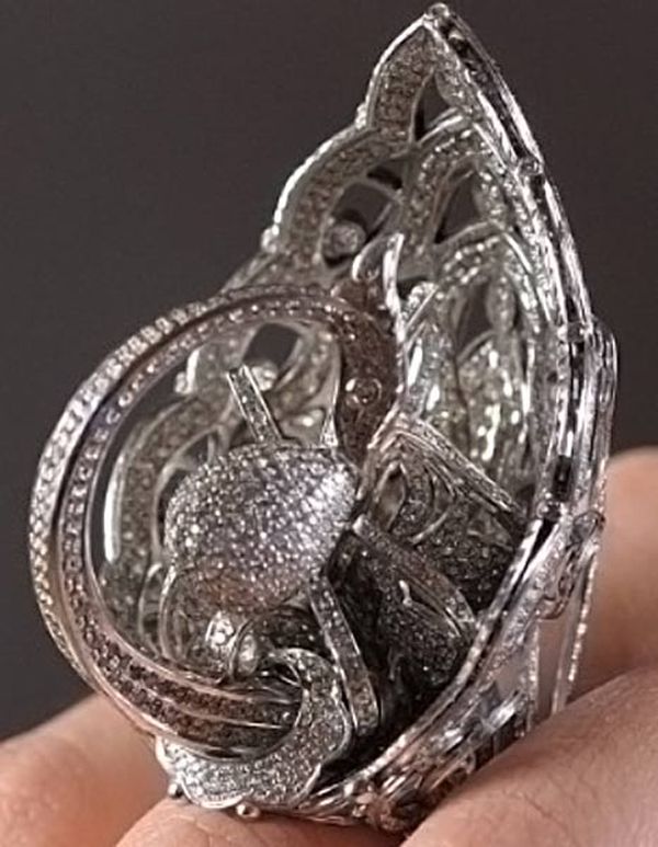 Работу украинских ювелиров - кольцо с наибольшим в мире количеством бриллиантов - более двух с половиной тысяч, выставят на продажу по стартовой цене - миллион триста тысяч долларов.