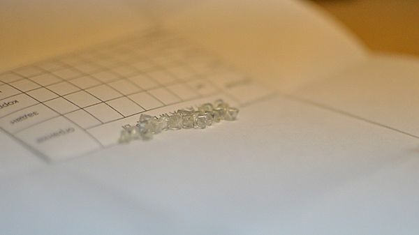 Огранка алмазов в бриллианты на ОАО ЦС Звездочка | Из этого камня выйдет один бриллиант, но побольше. Его стоимость составит чуть меньше трех тысяч долларов.