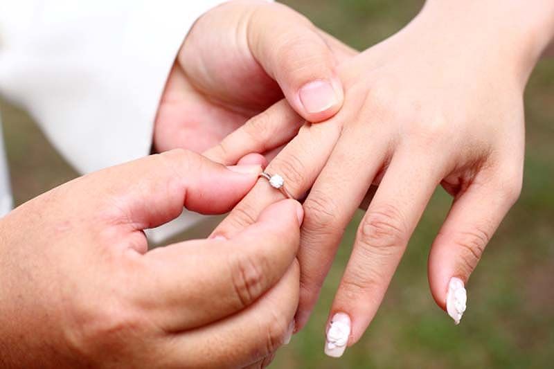 Интересные факты о драгоценностях | Обручальное кольцо носят на безымянном пальце, так как считается, что там проходит вена, которая идет к сердцу.