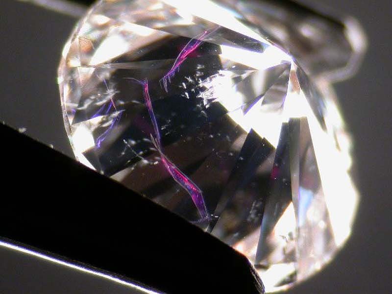 Интересные факты о драгоценностях | Несмотря на высокую твердость алмаза, он достаточно хрупкий. Если ударить по нему молотком, он расколется.