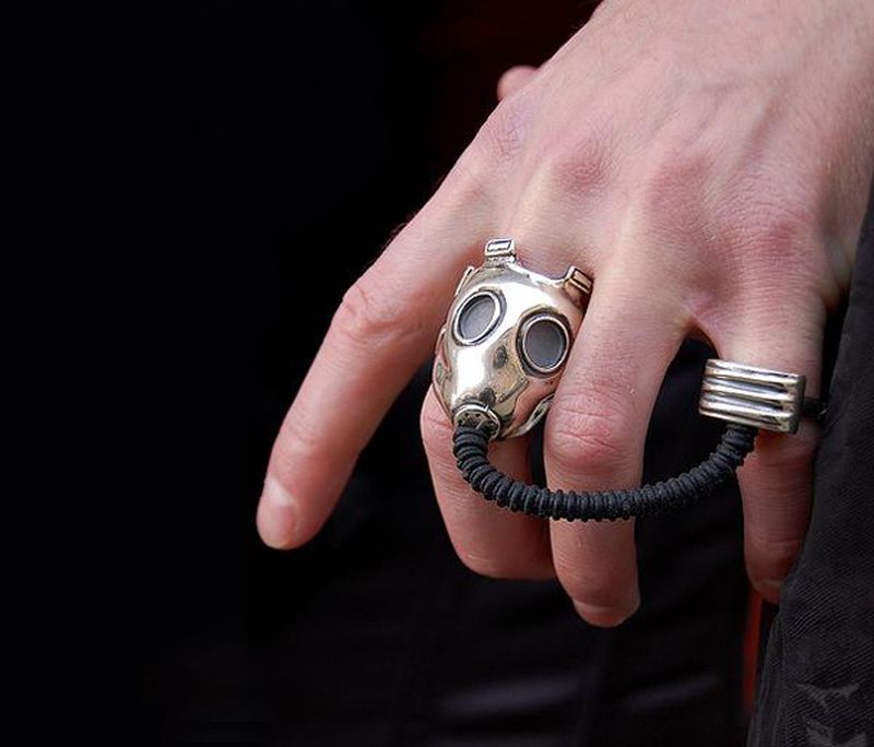 Креативный дизайн ювелирных колец | Кольца в виде противогаза (manillusion.no)