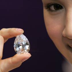 Крупнейший в мире бесцветный бриллиант