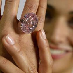 На аукционе в Женеве выставлен розовый бриллиант за $60 млн.