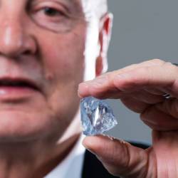 В ЮАР нашли уникальный по весу голубой алмаз