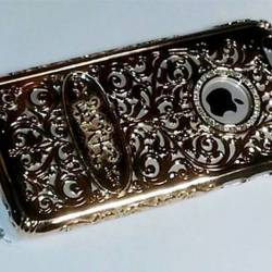 Житель Якутии подарил жене золотой чехол для iPhone с бриллиантами
