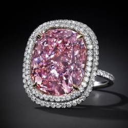 Розовый бриллиант Милая Джозефина продан с торгов за 28,5 миллиона долларов