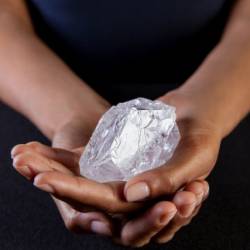Крупнейший в мире алмаз выставят на аукцион