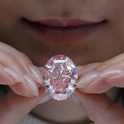 Розовый бриллиант ушел с молотка за рекордную сумму